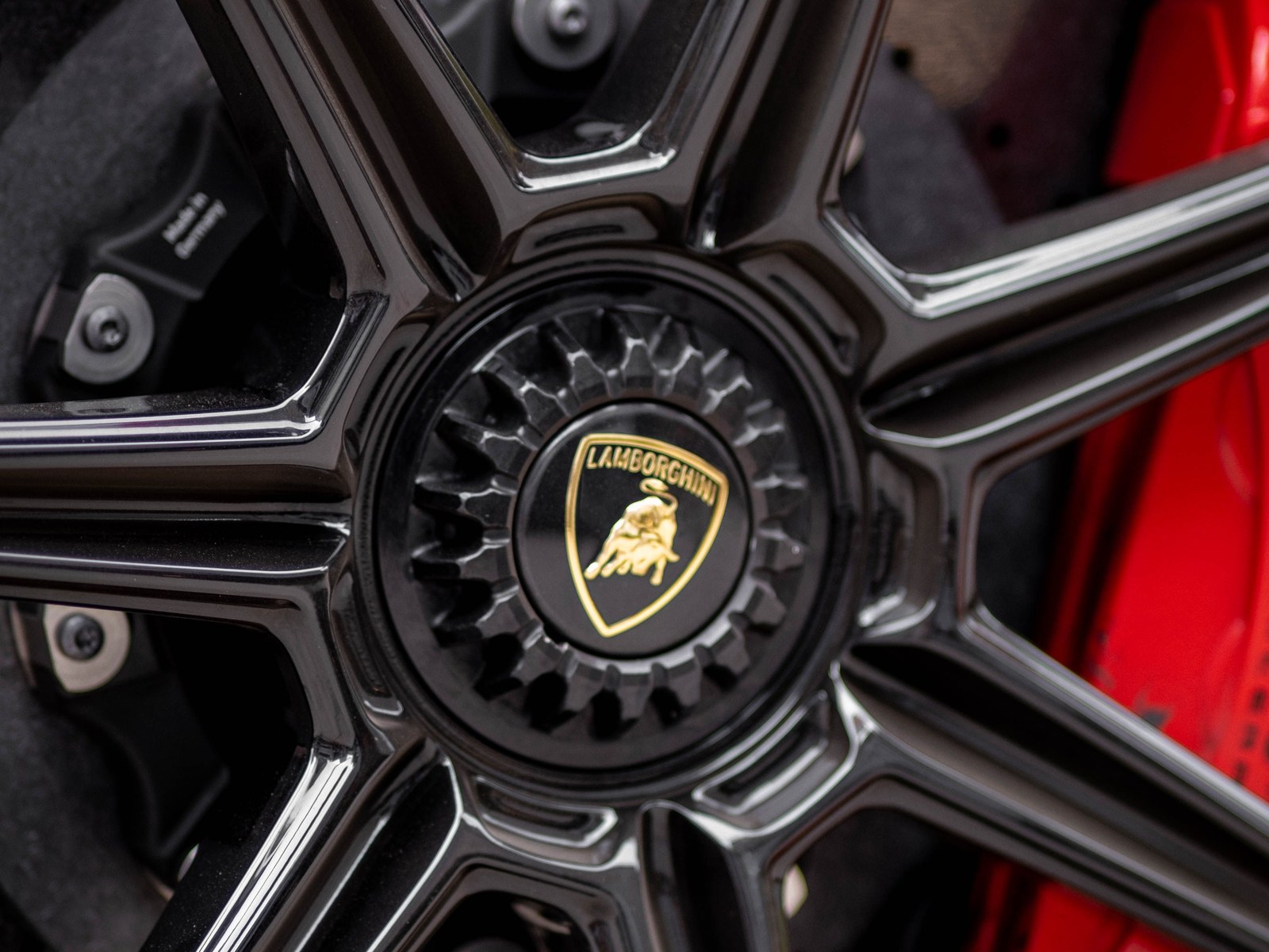 Prabangaus sportinio automobilio ratlankis
